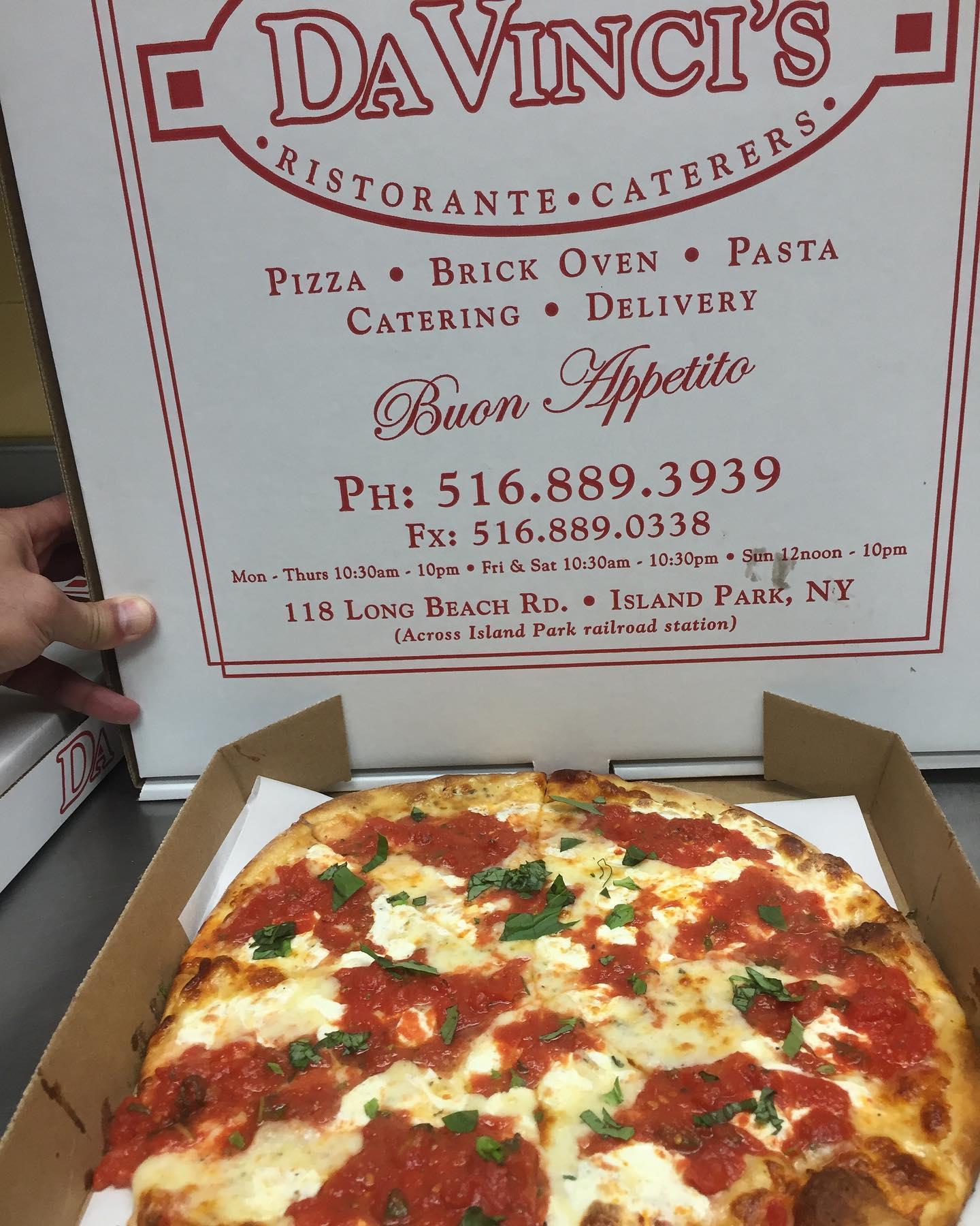 Margherita pizza in an open Da Vinci's takeout box